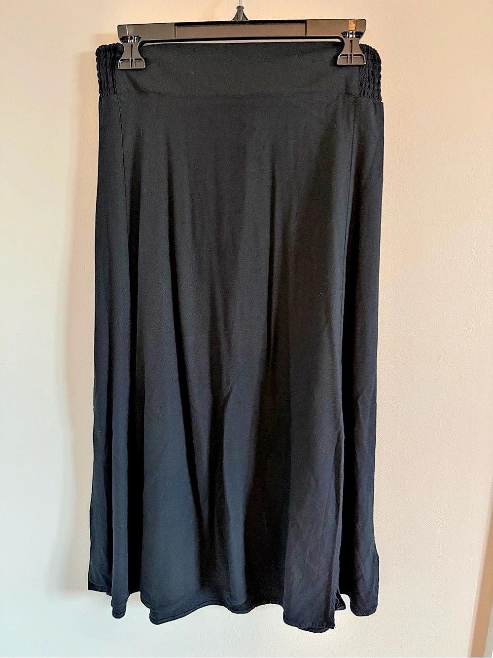 Old Navy Smocked-Waist Midi Skirt in Black Size Medium